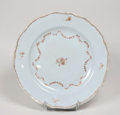 une image représentant une assiette bleue et blanche ornée de motifs dorés