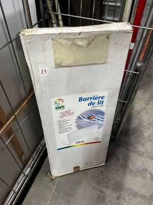 une boîte posée sur le sol devant un mur