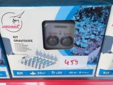 une caisse d'eau sur l'étagère d'un magasin