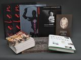 plusieurs livres sont empilés sur une table