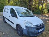 La camionnette est garée sur le bord de la route, dans les bois.