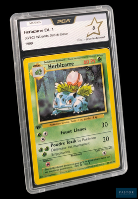 gros plan d'une carte pokemon sur fond noir