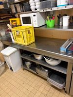 1 table en inox avec espace de rangement (photo 2)