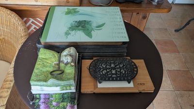 une petite table sur laquelle sont posés des livres et des magazines
