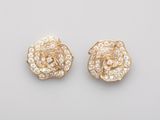 une paire de boucles d'oreilles en or 18 carats et diamants