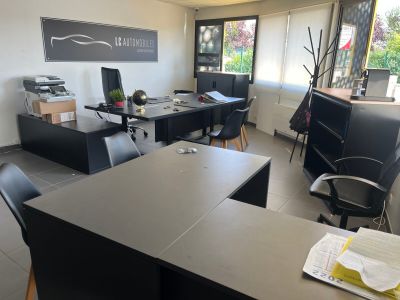 un bureau équipé d'un bureau, de chaises et d'un écran d'ordinateur