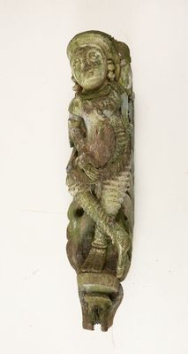une petite statue accrochée au mur d'un immeuble