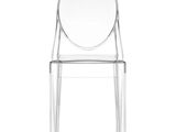 une chaise en plastique transparent avec un miroir au dos