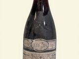 une bouteille de vin posée sur une table
