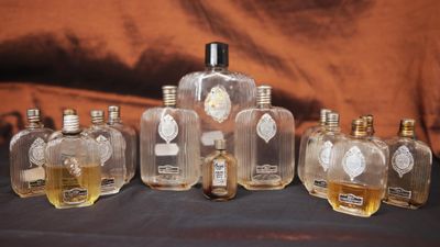 six flacons de parfum posés les uns à côté des autres sur une table