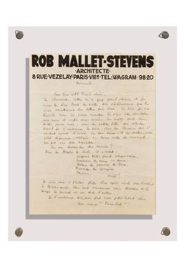 un gros plan d'un morceau de papier sur lequel on a écrit