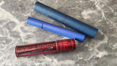 un gros plan sur deux mascaras posés l'un à côté de l'autre sur une table
