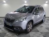 la voiture argentée est garée sur un sol en damier dans le garage
