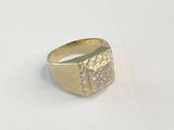 Gros plan sur une bague en or ornée d'un diamant