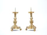paire de chandeliers anciens en laiton sur piédestal sur fond blanc