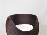 un bol en bois posé sur une table