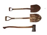 trois types différents d'outils de jardinage sur fond blanc