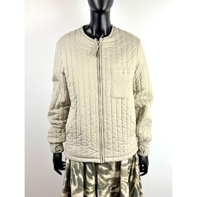 une photo d'un mannequin portant une veste et une jupe