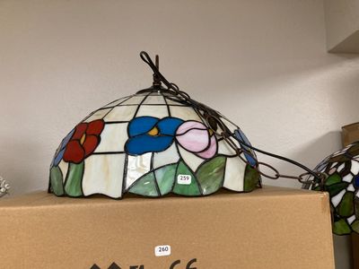 une lampe posée sur une boîte