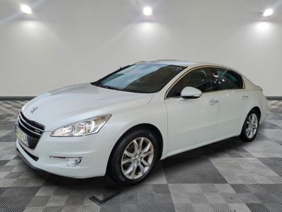 la voiture blanche est garée sur un sol en damier dans le garage