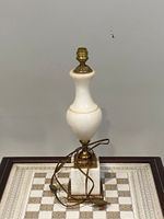 Lampe en laiton et marbre blanc de forme balustre reposant s…