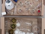 deux boîtes remplies de verres à vin vides et de verres à vin vides