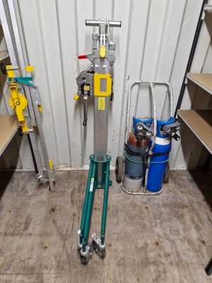 une petite pièce où s'entassent de nombreux outils, éparpillés sur le sol