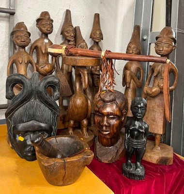 de nombreuses sculptures en bois posées sur une table