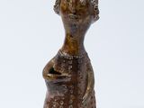 figurine représentant une femme tenant un bol dans ses mains