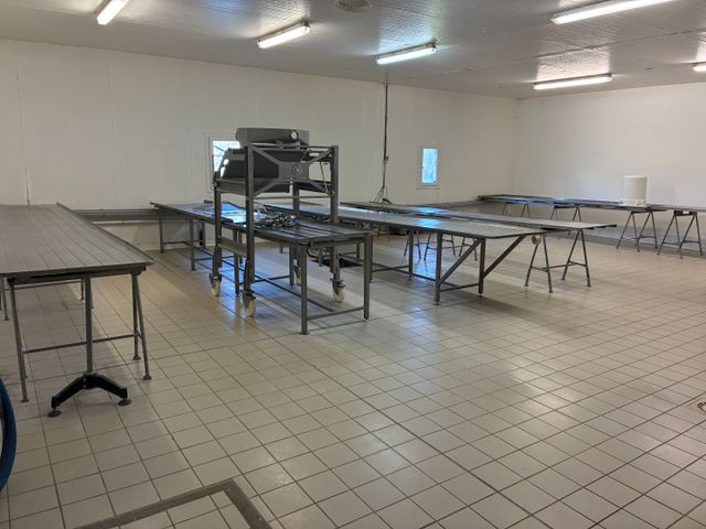 Sept plateaux égouttoir et tréteaux inox pour moulage 