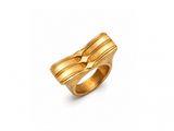 gros plan d'une bague en or sur fond blanc
