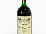 une bouteille de vin posée sur une table