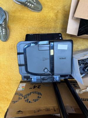 un appareil photo posé sur une boîte