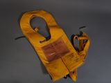 un tablier jaune et une paire de ciseaux posés sur une table
