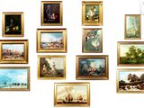 de nombreux tableaux accrochés au mur de cette pièce
