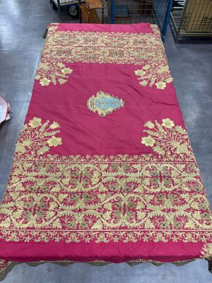 une image représentant une table recouverte d'une nappe rose