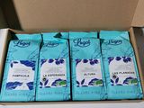 quatre paquets de café sont posés dans une boîte en carton sur une table