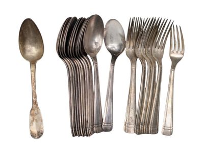 de nombreuses cuillères et fourchettes en argent sur fond blanc