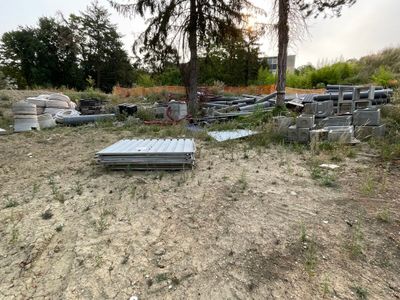 un tas de vieux matelas au milieu d'un champ