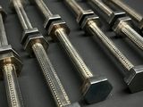 de nombreux boulons métalliques posés sur une table