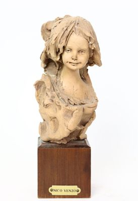 une image représentant une statue d'enfant posée sur un socle en bois