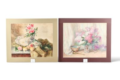 deux tableaux représentant des fleurs dans un vase et un vase rempli de fruits posé sur une table