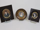Trois portraits miniatures représentant un homme et une femme sont exposés