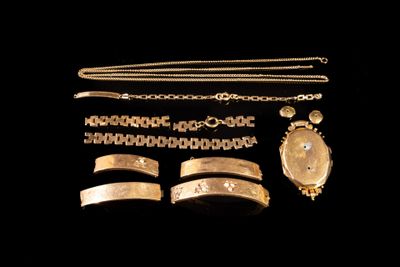 une image représentant une collection de bijoux en or sur fond noir