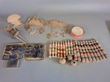 un grand nombre d'objets posés sur une table
