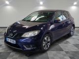 la voiture bleue est garée sur un sol en damier dans le garage