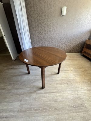 une table avec un plateau en bois au milieu d'une pièce