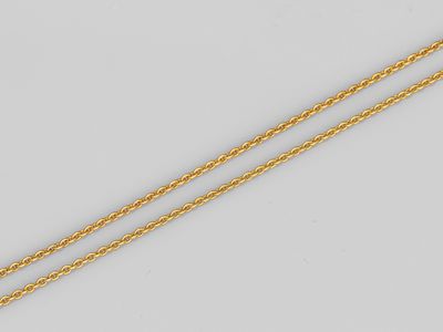 une chaîne en or avec un pendentif en forme de cœur