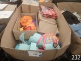 de nombreuses boîtes de jouets empilées les unes sur les autres