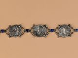 un gros plan sur une rangée de bracelets en argent ornés de perles bleues